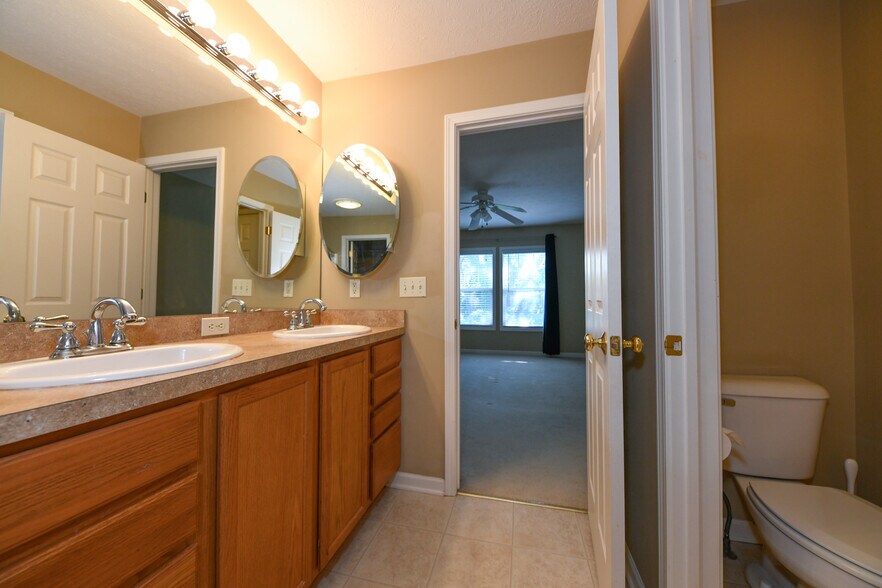 Building Photo - 5845 Crescent Ridge Dr