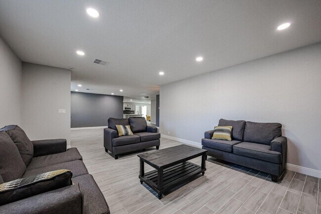 Building Photo - 11207 S Iroquois Dr