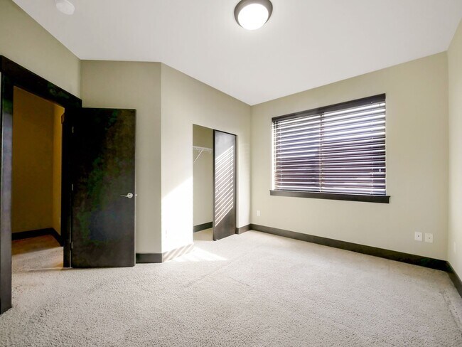 Building Photo - Peaceful 3 bed, 2.5 bath townhouse in Rent...