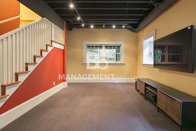 Building Photo - Stunning Historic Bungalow Just Minutes From City Center!