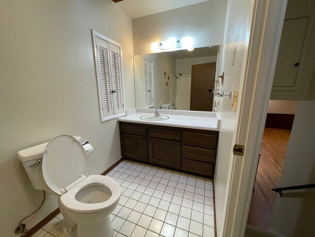 Building Photo - 4 bed, 3 bath split-level home in a private, forested setting (Bayside)