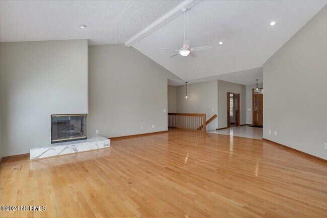Building Photo - 38 Pinebrook Dr