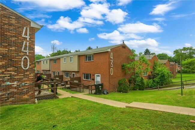 Building Photo - 440 Brierly Ln