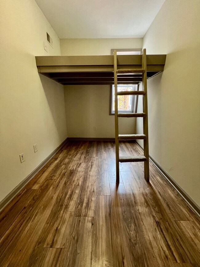 Building Photo - Spacious 4-Bedroom Townhome Near Temple! Available NOW!