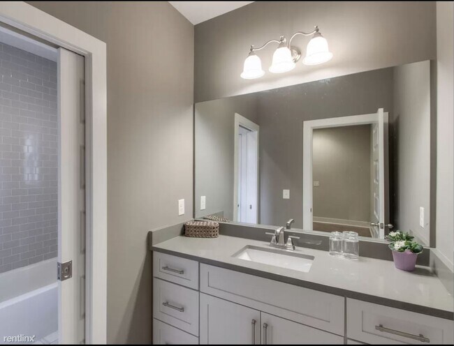 Building Photo - 4 br, 2.5 bath House - 421 Moore Avenue B