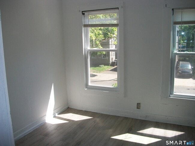 Building Photo - 27 Lilac St