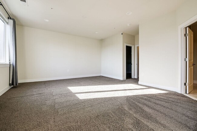 Building Photo - Updated 3br/2.5ba Condo Townhome Alexandria Walk to Metro