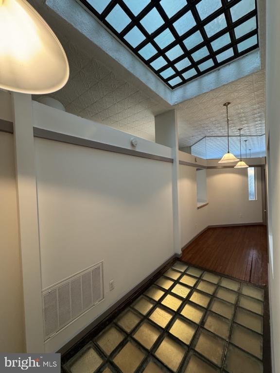 Building Photo - 328 S Broadway