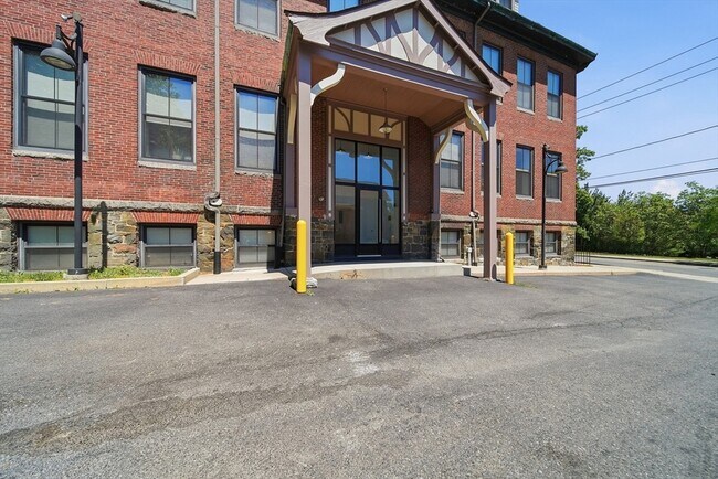 Building Photo - 220 Spencer Ave