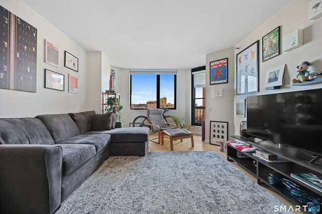 Building Photo - 25 Forest St