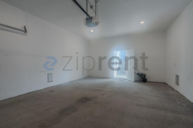 Building Photo - Unit