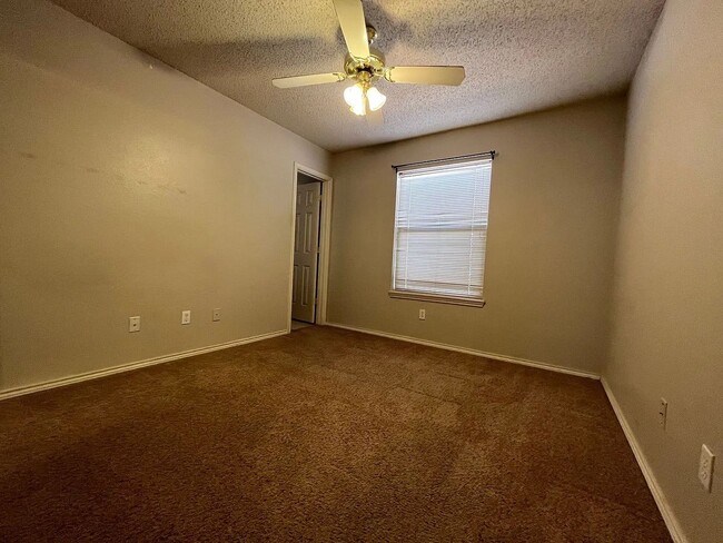 Building Photo - 3 bedroom 3 bathroom in Frenship ISD!