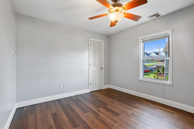 Building Photo - 1202 W Elm St