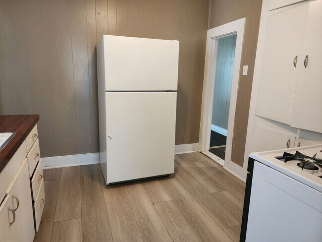 Building Photo - 809 S Avenue A