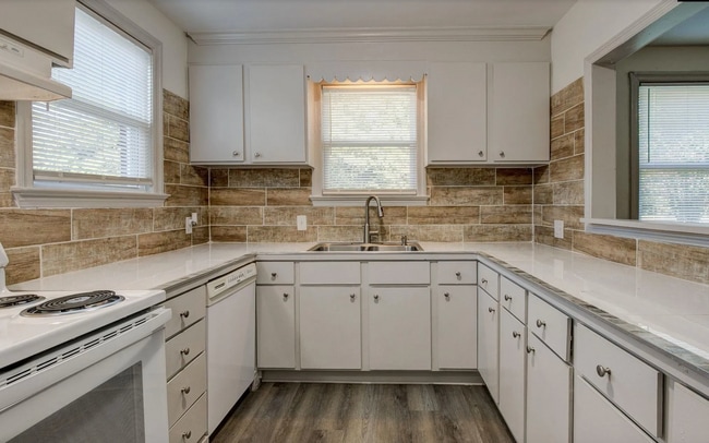 Building Photo - Beautifully renovated ranch bungalow locat...
