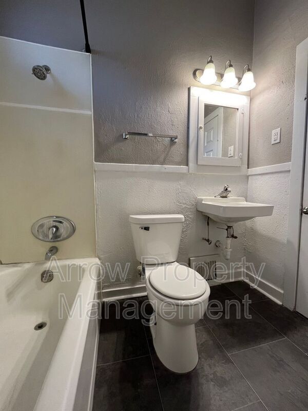 Building Photo - 3038 Walnut Ct