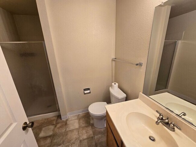 Building Photo - Inviting 3-bedroom Home in Established Spa...