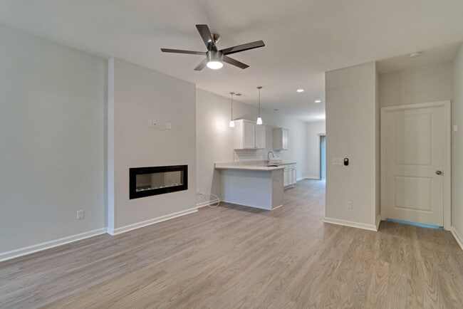 Building Photo - Conveniently located 3 bedroom, 2.5 bathroom townhome in The Commons subdivision