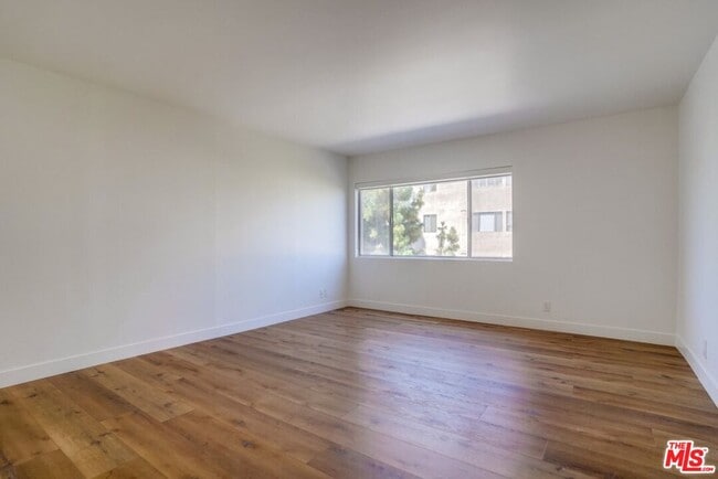 Building Photo - 435 N Oakhurst Dr