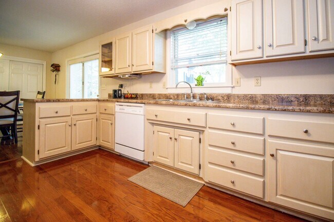 Building Photo - 3 bed, 2.5 bath Duplex