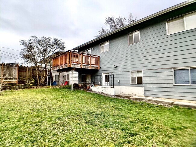 Building Photo - 2746 SE 73rd Ave