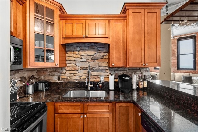 Building Photo - 1133 W 9th St