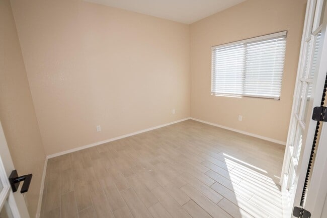 Building Photo - Stunning 2-Story Home in the Holiday Community!