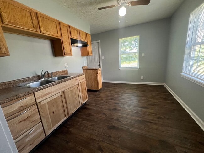 Building Photo - 3 bedroom, 1 bath home