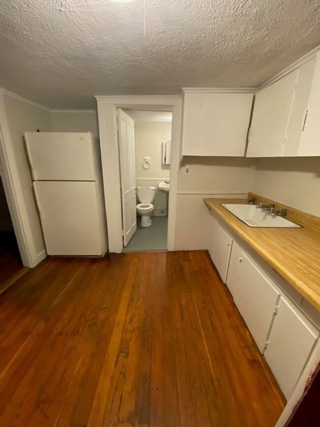 Building Photo - 1BR/1BA Available Now!!