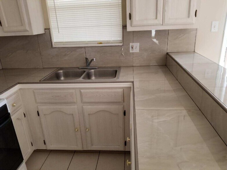 Building Photo - 1014 Stonehaven Blvd