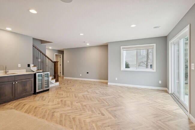 Building Photo - Luxurious 5-Bed/5 Baths, Granite & 3 Car Garage