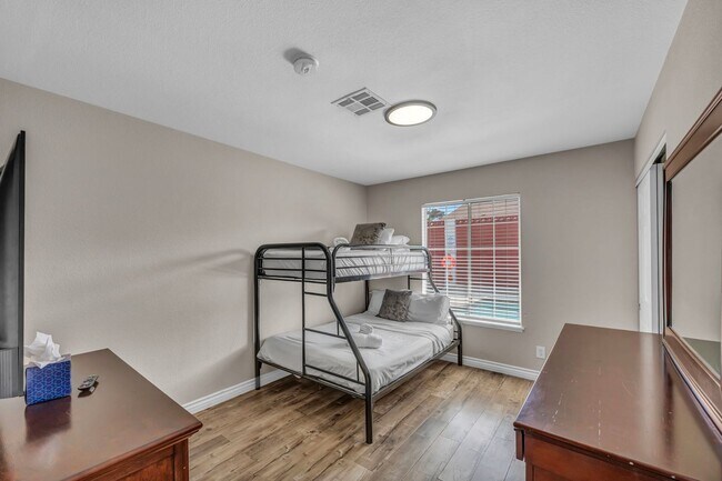 Building Photo - 3 Bed FULLY FURNISHED Pool Home
