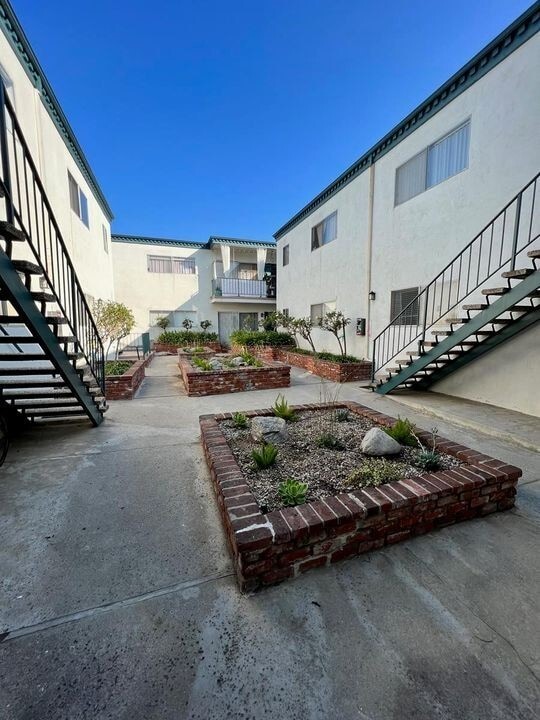 Building Photo - 11105 Rose Ave