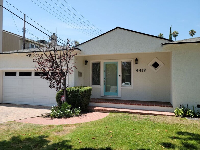 Building Photo - Stunning Remodeled 4 Bedroom House with Large Front Yard, Garage, Pool & Spa in Studio City!