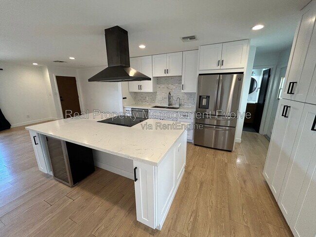 Building Photo - 8631 E Jackrabbit Rd