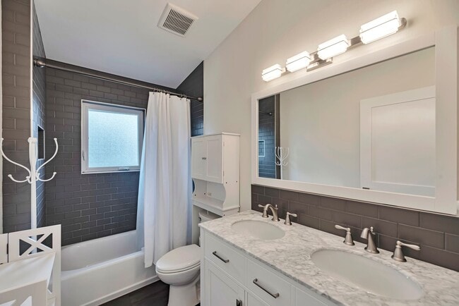 Building Photo - For Rent: Stunning 2BR/1BA Above-Garage Ap...