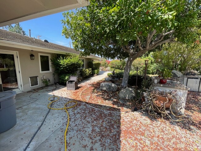 Building Photo - 19077 Oriente Dr