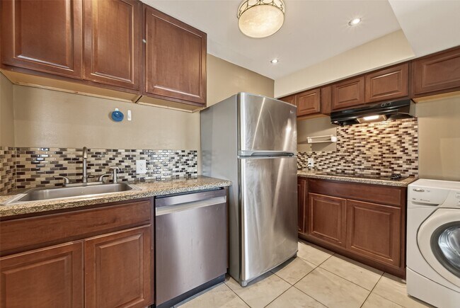 Building Photo - 2201 Fountain View Dr