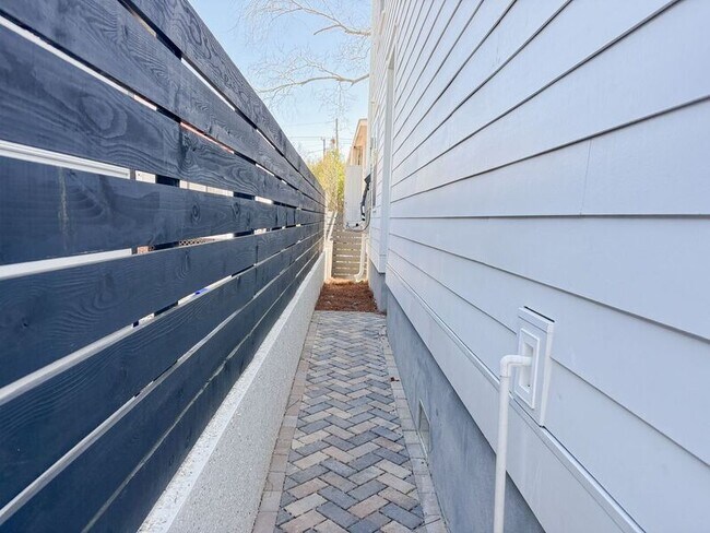 Building Photo - 16 Nats Ct