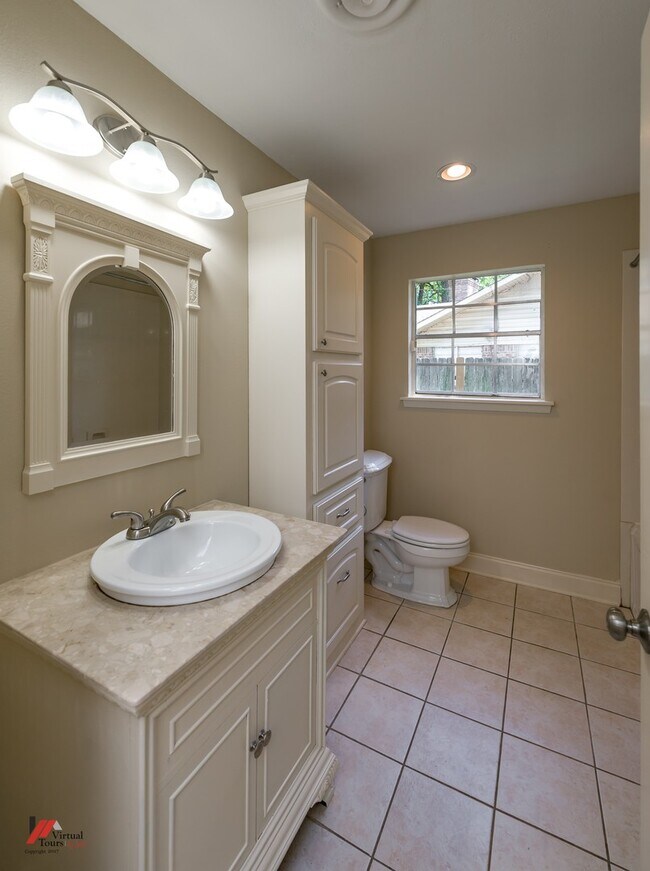 Building Photo - Move in Special 1k off the First Months Rent!