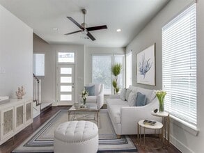 Building Photo - 402 Templeton Dr