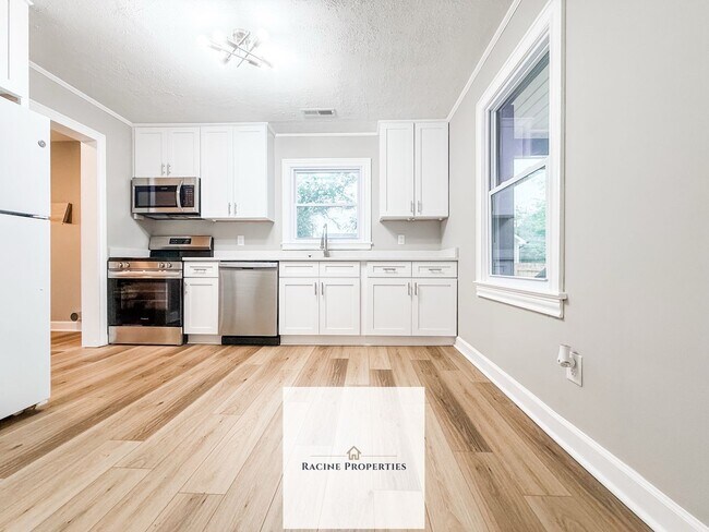 Building Photo - Your Dream Home Awaits! Fully Updated 3 Be...