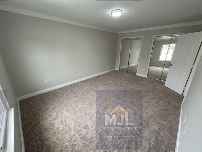 Building Photo - Renovated 2 Bedroom / 1 Bath Apartment W/ 1 Car Garage