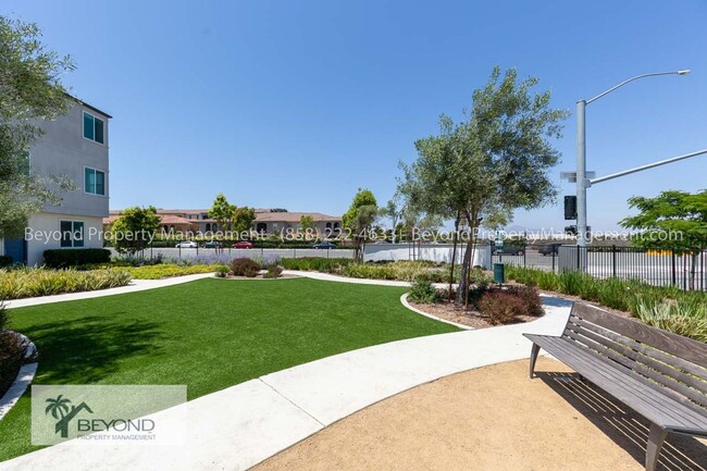 Building Photo - OTAY MESA !!!TRI LEVEL PERFECTION 2 BED/2....