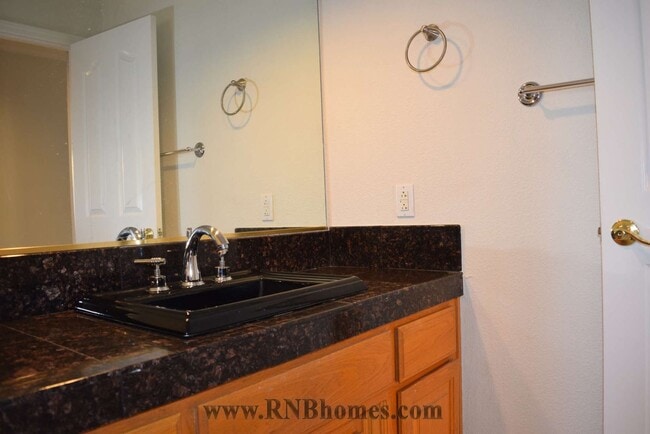 Building Photo - 303 Ironwood Cir