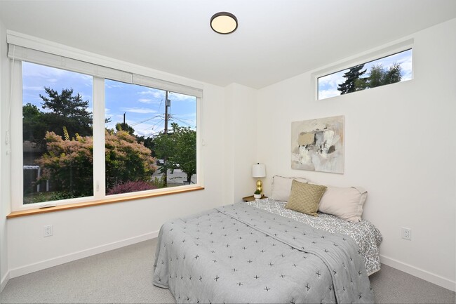 Building Photo - Modern 3-Level Townhome (2020) with Private Roof Deck & A/C