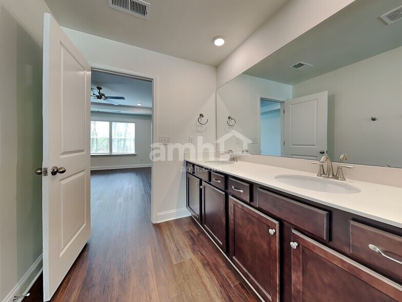 Building Photo - 636 Rivermist Dr