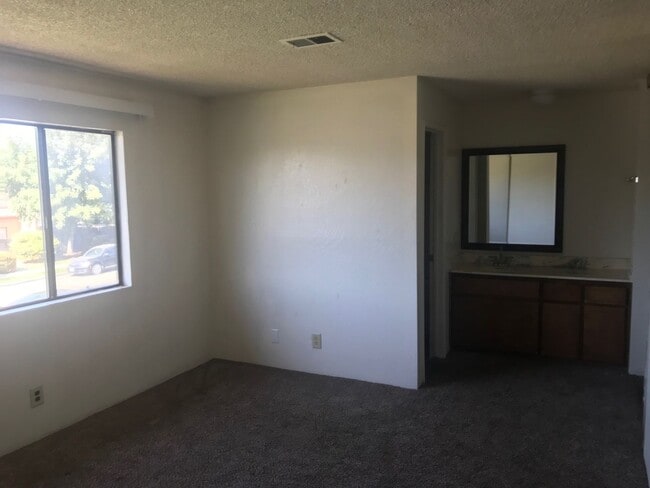 Building Photo - Close to shopping and schools in Hanford