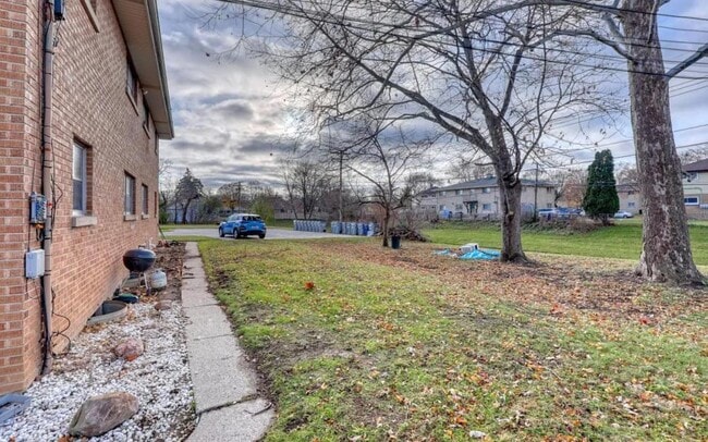 Building Photo - 7233 W Lakefield Dr
