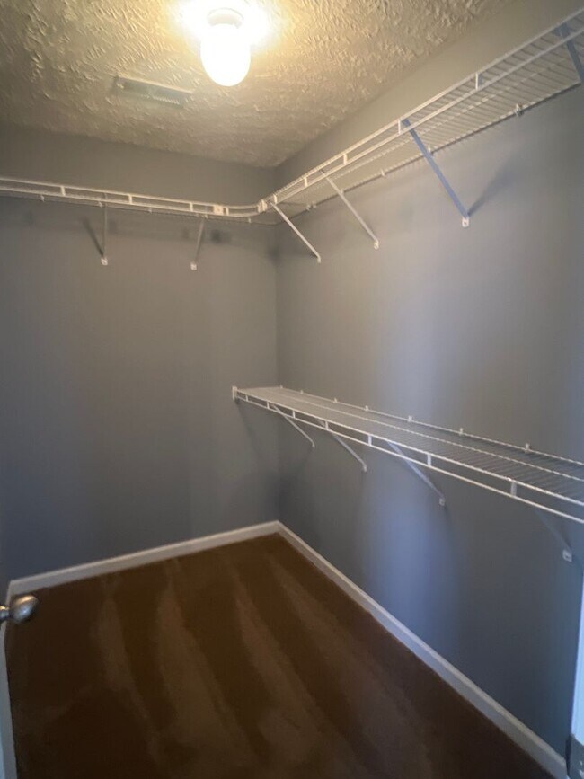 Building Photo - Great location! Close to Everything!